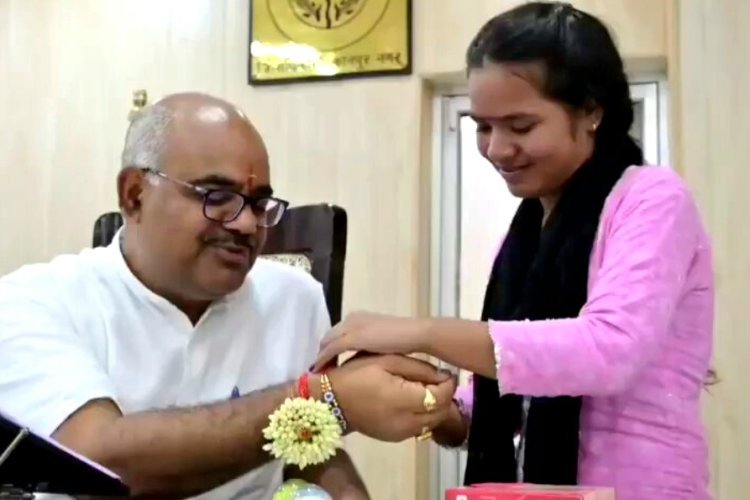 राखी बांधी तो DM ने निभाया भाई का फर्ज, बहन की पढ़ाई बचाने को खुद भरी फीस, जानिए कौन है IAS जितेंद्र सिंह