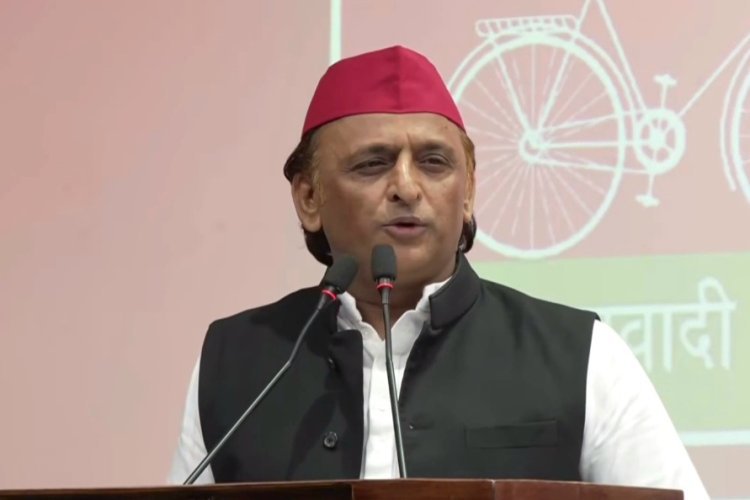 आईएएस दिव्या मित्तल के इस्तीफे पर बोले अखिलेश, कहा- अफसरों पर दबाव, दूसरे प्रदेश के माफिया चला रहे 18 गोलियां