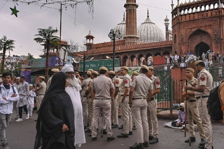 दिल्ली की जामा मस्जिद के पास गरजे बुलडोजर… हाईकोर्ट के आदेश पर सरकारी जमीन और पार्कों से सालों पुराना अतिक्रमण हटाया
