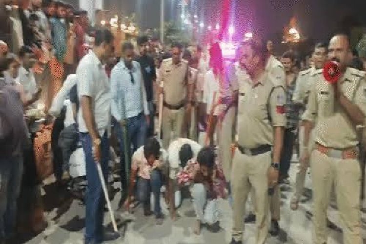 उज्जैन महाकाल मंदिर में कर्मचारी पर चाकू से हमला… पुलिस ने आरोपियों का निकाला जुलूस, इलाके में फैल गया खौफ