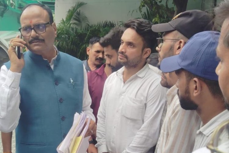 टीईटी पास 13 लाख अभ्यर्थियों में नाराजगी, डिप्टी सीएम ब्रजेश पाठक के आवास पर पहुंचे प्रदर्शनकारी