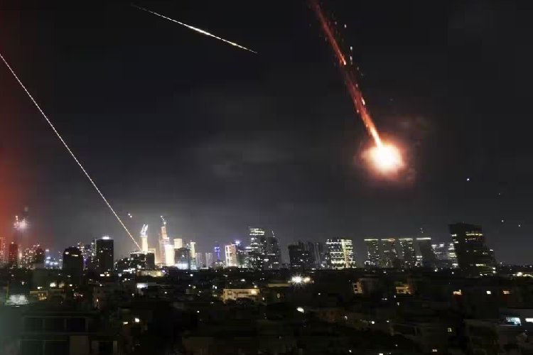 होर्मुज में हमले के बाद ईरान का पलटवार, जॉर्डन और UAE में अमेरिकी ठिकानों पर मिसाइल हमला