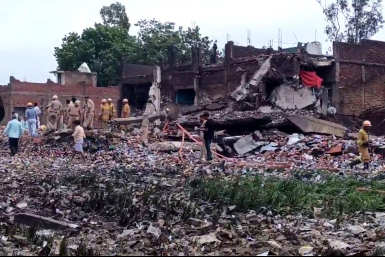 नौशाद की पटाखा फैक्ट्री में भीषण ब्लास्ट, 11 की मौत, योगी ने दिए एक्शन का आदेश