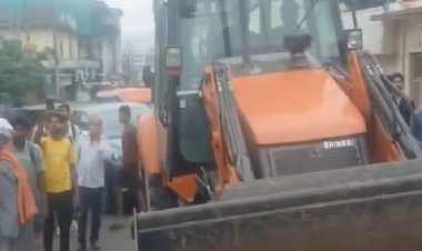 ऋषिकेश: 8वीं की छात्रा से दुष्कर्म मामले में 3 गिरफ्तार, आक्रोशित भीड़ होटल गिराने जेसीबी लेकर पहुंची