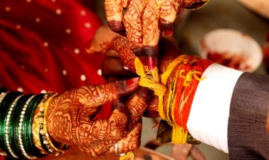 आधी रात प्रेमिका के घर पहुंचा आशिक, रंगे हाथ पकड़ा गया... सुबह दूल्हा बनकर निकला!