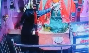 बुरहानपुर: मां के चरण छूकर मुकुट-छत्र चुरा ले गए तीन बदमाश, CCTV में कैद चौंकाने वाला VIDEO
