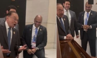 ब्रिक्स सम्मेलन में छाया बॉलीवुड का जादू: मलेशियाई PM अनवर इब्राहिम के फोन में मिला हिंदी गानों का खजाना; तस्वीर वायरल होते ही इंटरनेट पर मचा तहलका