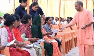 सीएम योगी ने गोरखपुर में सुनीं जनता की समस्याएं, हर जरूरतमंद को आयुष्मान कार्ड और इलाज में मदद के दिए निर्देश