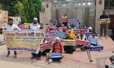 ''मंत्रीजी आपकी शादी हो जाएगी, हम कुंवारे ही मर जाएंगे...'' शिक्षामंत्री के आवास पर अभ्यर्थियों का घेराव