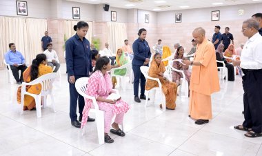 जनता दर्शन में सीएम योगी का निर्देश-  छोटी घटनाएं बड़ी न बनें, डीएम-एसपी रखें नजर
