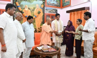 गोरखनाथ मंदिर के बैठक कक्ष में सीएम योगी ने दो परिवारों को दी आर्थिक सहायता