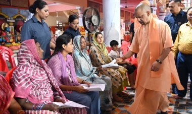 बारिश में भी जनता के बीच योगी, दबंगों की खैर नहीं! जमीन कब्जाई तो सिखाएंगे कड़ा कानूनी सबक