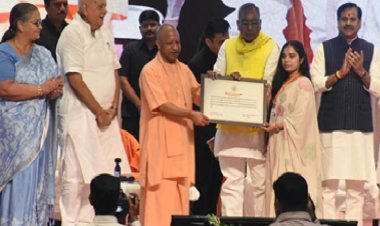 CM योगी ने मिशन रोजगार के तहत 1,375 ग्राम पंचायत अधिकारियों को सौंपा नियुक्ति पत्र, विकसित गांव का दिया मंत्र
