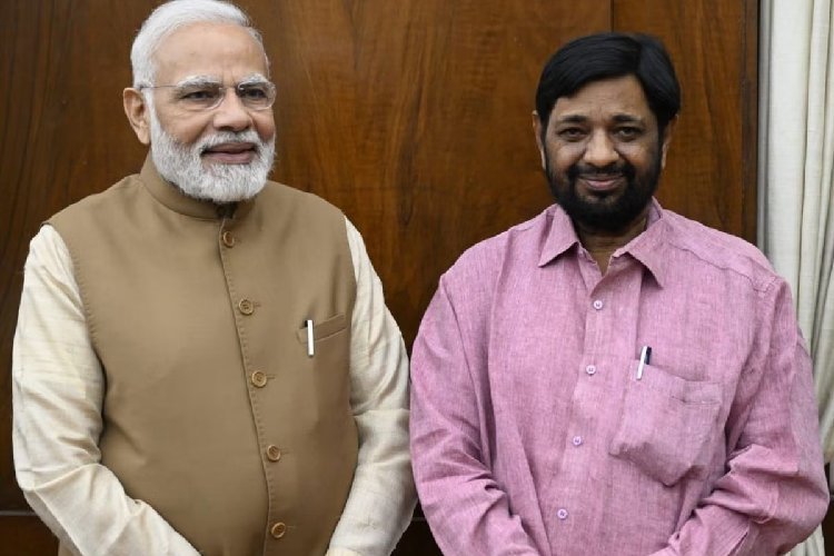 'गेंद नीचे जा रही, गिरने की स्पीड कोई कम नहीं कर सकता...'' मोदी सरकार के पूर्व मंत्री कौशल किशोर के पोस्ट से सनसनी!