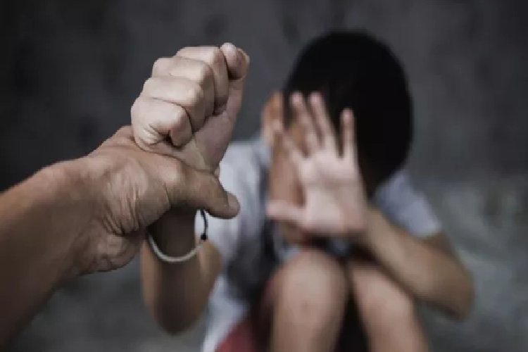 रेवाड़ी: लिव-इन पार्टनर पर नाबालिग बेटे के यौन शोषण का आरोप, वीडियो सबूत के बाद महिला नकदी-जेवर लेकर फरार