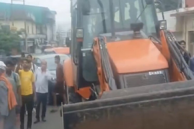 ऋषिकेश: 8वीं की छात्रा से दुष्कर्म मामले में 3 गिरफ्तार, आक्रोशित भीड़ होटल गिराने जेसीबी लेकर पहुंची