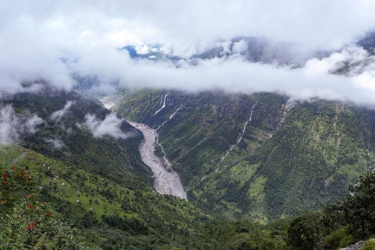 नेपाल में मंडरा रहा एक और तबाही का खतरा, चीन ने दी चेतावनी; ग्लेशियर अभी भी अस्थिर