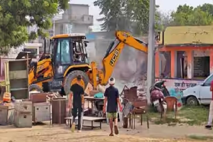 जयपुर में भैंस के शेड में चलने वाले स्कूल को बुलडोजर से ढहाया, अब बनेगा नया भवन