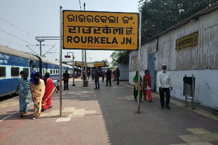 कन्फर्म टिकट का लालच देकर रेलवे कर्मचारी ने प्लैटफॉर्म पर बने रूम में किया रेप, आरोपी गिरफ्तार