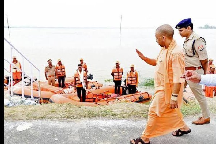 'आप अकेले नहीं हैं...' CM योगी ने बाढ़ पीड़ितों को दिया भरोसा, 102 गांवों को हरसंभव मदद का आश्वासन