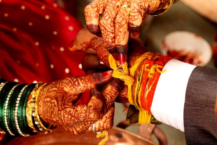 आधी रात प्रेमिका के घर पहुंचा आशिक, रंगे हाथ पकड़ा गया... सुबह दूल्हा बनकर निकला!