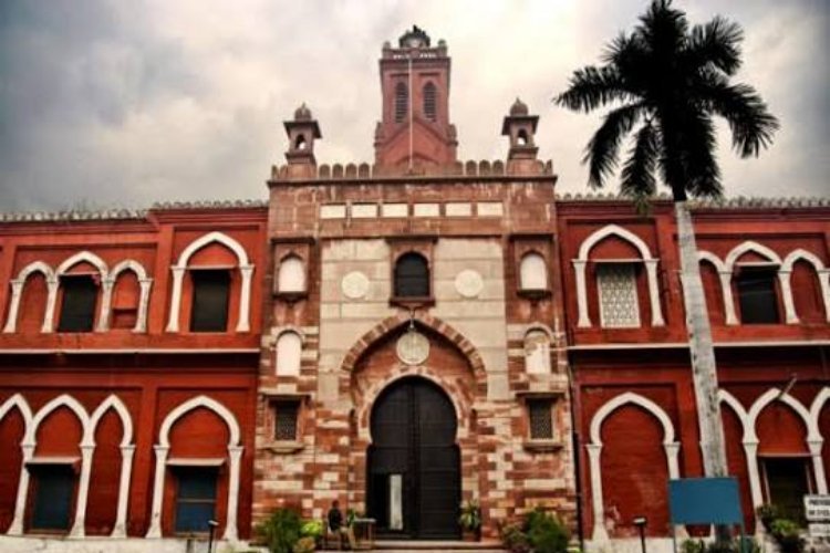 AMU हॉस्टल में गे डेटिंग ऐप से चल रहा था हनीट्रैप का गंदा खेल! युवकों के आपत्तिजनक वीडियो बनाकर लाखों की ब्लैकमेलिंग, BBA छात्र गिरफ्तार