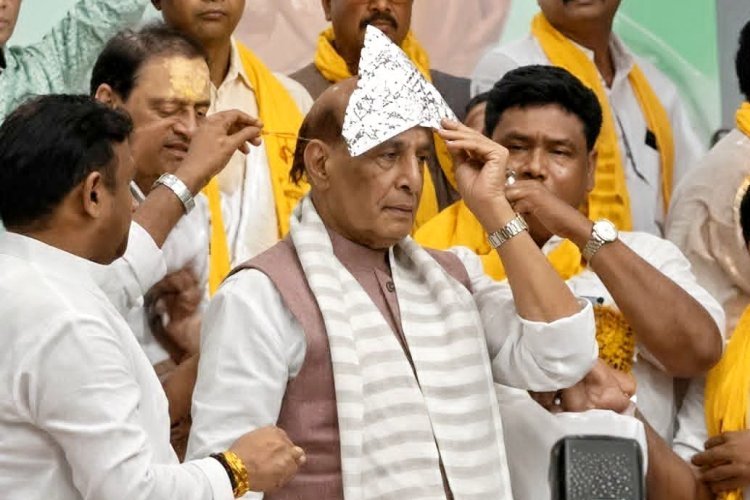 राजनाथ सिंह को पहनाया चांदी का मुकुट, कही दिल छू लेने वाली बात, बोले- तुड़वाकर गरीब बेटी के पैरों की पायल बनवा देना