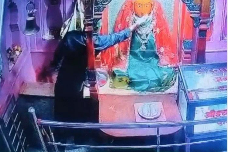 बुरहानपुर: मां के चरण छूकर मुकुट-छत्र चुरा ले गए तीन बदमाश, CCTV में कैद चौंकाने वाला VIDEO