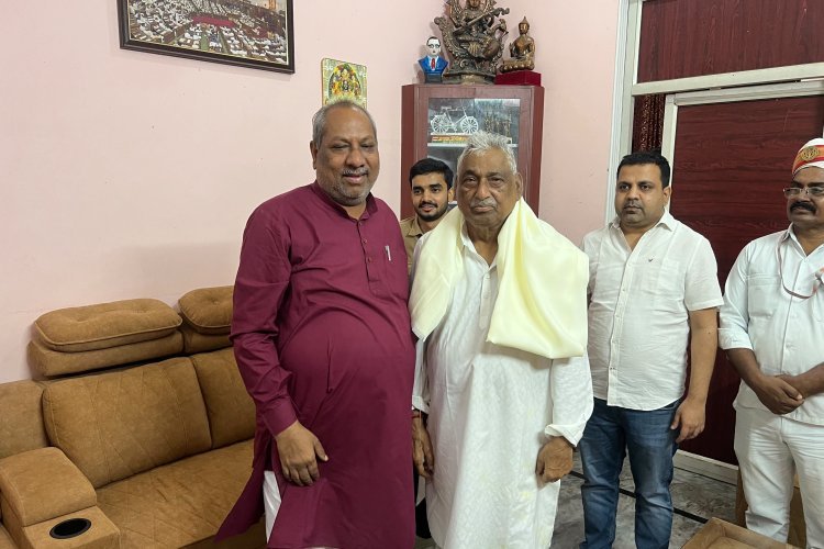 संजय निषाद का बड़ा खेल! माता प्रसाद पांडेय से मुलाकात, क्या बदलेंगे पाला? BJP ने दरवाजा बंद किया तो...