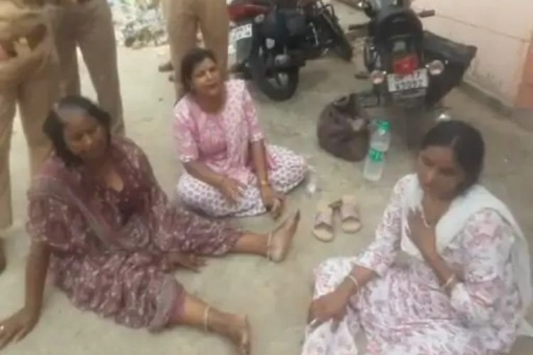 फिरोजाबाद में पुलिस की बर्बरता का आरोप: दबिश के दौरान गर्भवती महिला के पेट पर मारी लात, प्रसव के बाद मौत; दो दारोगा समेत 6 पुलिसकर्मी सस्पेंड