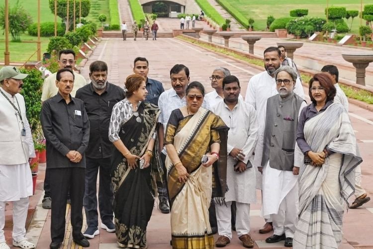 ममता के बागी सांसदों के लिए भाजपा के दरवाजे बंद, शमिक भट्टाचार्य बोले- कोई शामिल नहीं होगा