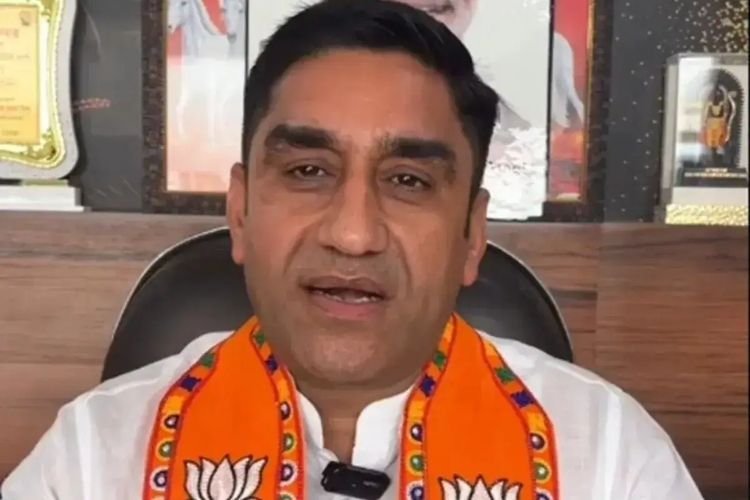 दिल्ली में भाजपा विधायक पर SC-ST एक्ट में FIR! अपनी ही पार्टी नेता को बेरहमी से पीटा, जातिसूचक गालियां दीं