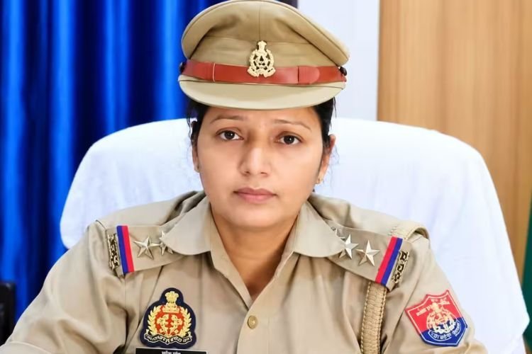 फरियादियों को CM योगी तक पहुंचने से रोकना महिला SHO को पड़ा भारी: महिला को बाल पकड़कर पटका, मैडम सस्पेंड
