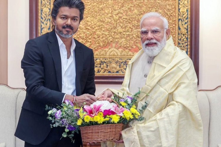 पुरानी तस्वीर, नई सियासी हलचल! पीएम मोदी को विजय की बधाई ने बढ़ाया सस्पेंस, जानिए तारीफ के पीछे क्या है चुनावी खेल?
