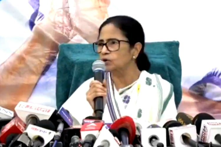योगी से भी बुरा! शुभेंदु अधिकारी पर ममता का तगड़ा हमला, बोलीं- लोग योगी के लिए कहते हैं...