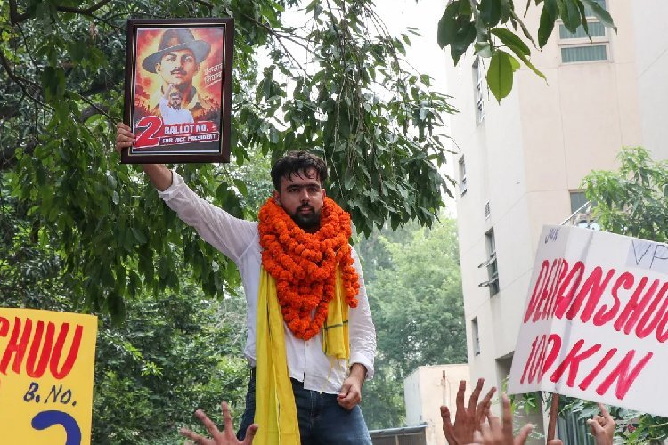 NSUI ने नहीं दिया टिकट, फिर भी जीत गए! कौन हैं DUSU के नए उपाध्यक्ष दीपांशू शौकीन, निर्दलीय लड़कर रचा इतिहास