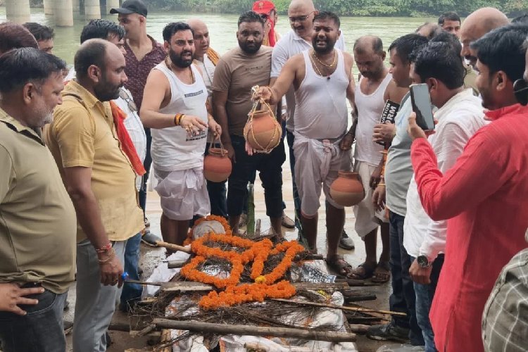 UGC रोलबैक पर रीवा में अनोखा विरोध, सवर्ण नेताओं की निकाली प्रतीकात्मक अर्थी, नदी में किया विसर्जन