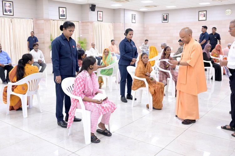 जनता दर्शन में सीएम योगी का निर्देश-  छोटी घटनाएं बड़ी न बनें, डीएम-एसपी रखें नजर