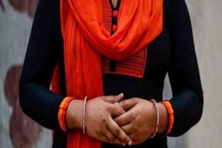 अश्लील फिल्में देखकर उसी तरह सेक्स का दबाव बनाता था इंजीनियर पति, पत्नी ने कराई FIR