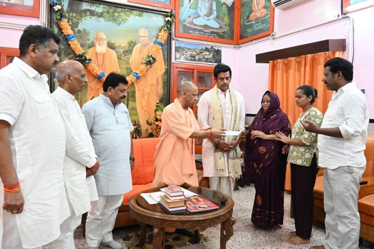गोरखनाथ मंदिर के बैठक कक्ष में सीएम योगी ने दो परिवारों को दी आर्थिक सहायता