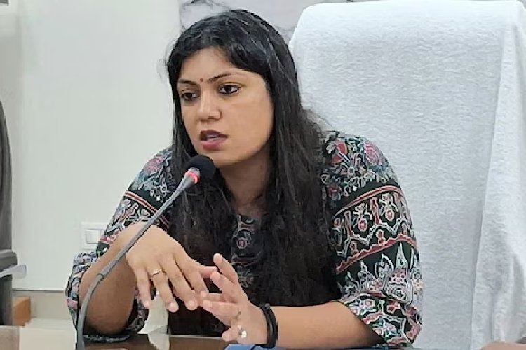 सुप्रीम कोर्ट का बड़ा फैसला: नोएडा DM मेधा रूपम पर 5 लाख जुर्माना रुका, लेकिन छात्रा की रिहाई बरकरार