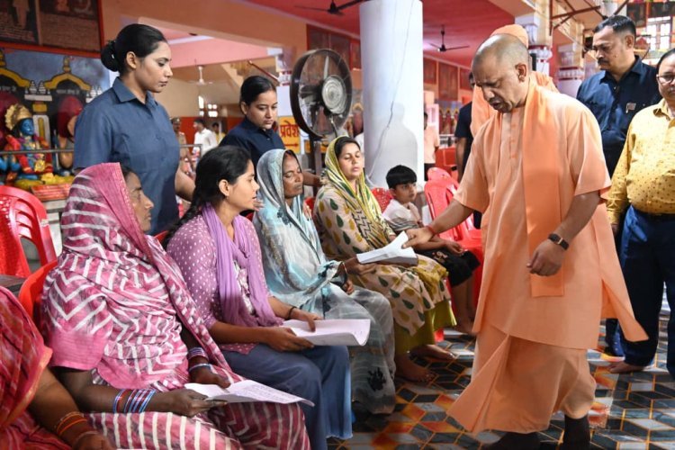 बारिश में भी जनता के बीच योगी, दबंगों की खैर नहीं! जमीन कब्जाई तो सिखाएंगे कड़ा कानूनी सबक