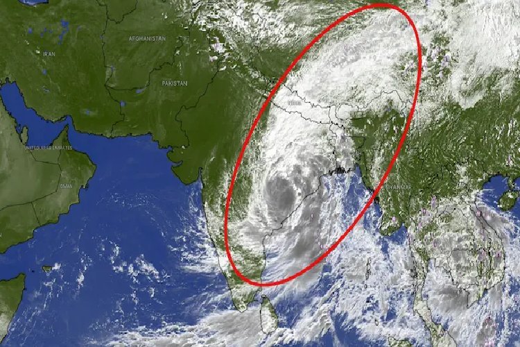 स्पेस से दिखी 4000 किलोमीटर लंबी बादलों की पट्टी! भारत से चीन तक फैला मौसम का अद्भुत नजारा