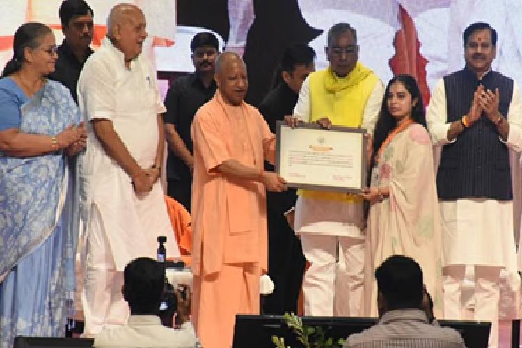 CM योगी ने मिशन रोजगार के तहत 1,375 ग्राम पंचायत अधिकारियों को सौंपा नियुक्ति पत्र, विकसित गांव का दिया मंत्र