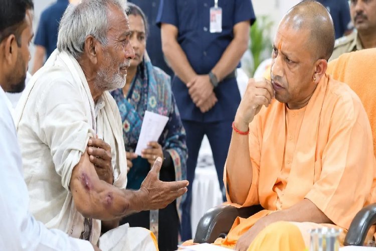 रायबरेली से आए बुजुर्ग की पीड़ा सुन भावुक हुए CM योगी, तत्काल दोषियों पर कार्रवाई का दिया निर्देश