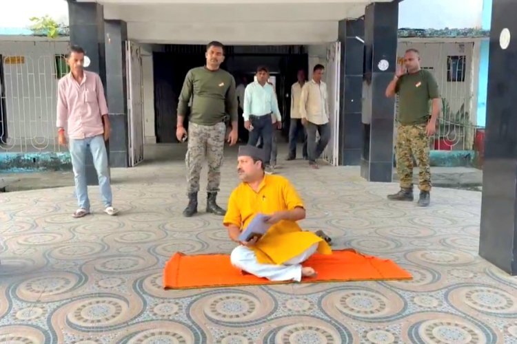मुख्यमंत्री आएंगे तभी उठूंगा... अपनी ही सरकार के खिलाफ गमछा बिछाकर धरने पर बैठे बीजेपी विधायक