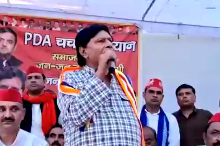 भाषण के बीच बंद हुआ माइक तो तमतमा गए सपा सांसद, माइक फेंका और चल दिए रामजी लाल सुमन