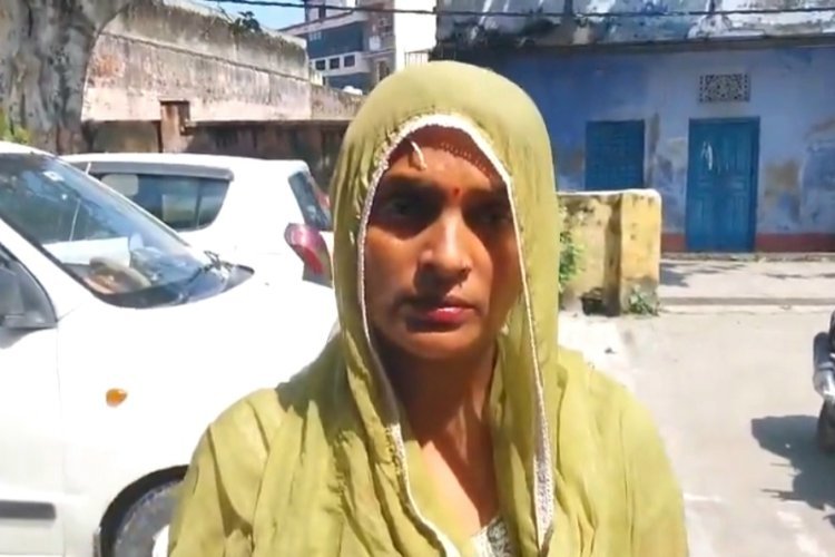इश्कवाले छोले-भटूरे! गर्लफ्रेंड के लिए खाना लेकर जा रहा था पति, तभी पत्नी ने बीच सड़क कर दी धुनाई