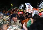 कनॉट प्लेस में पुलिस का एक्शन! प्रदर्शनकारियों को हटाया, दिपके-नेहा बोरा समेत 150 लोग हिरासत में