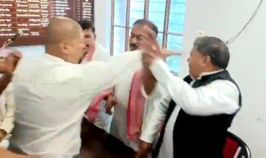 सपा की प्रेस कॉन्फ्रेंस में कुर्सी पर बवाल, पूर्व जिलाध्यक्ष को मारा गया थप्पड़, मची खलबली